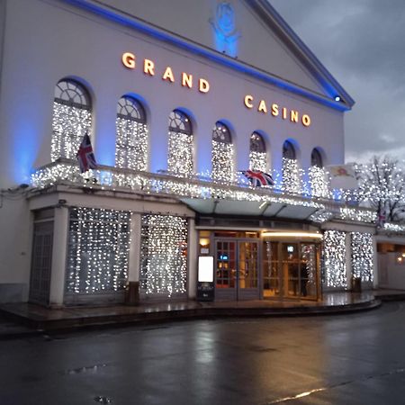 Au Charme Du Lac Espace Bien Etre Et Piscine Chauffe Proche Parc Et Restaurant Du Casino Forges-les-Eaux Exterior photo